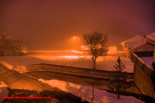 Riemenstalden im Winter im Nebel am Abend
